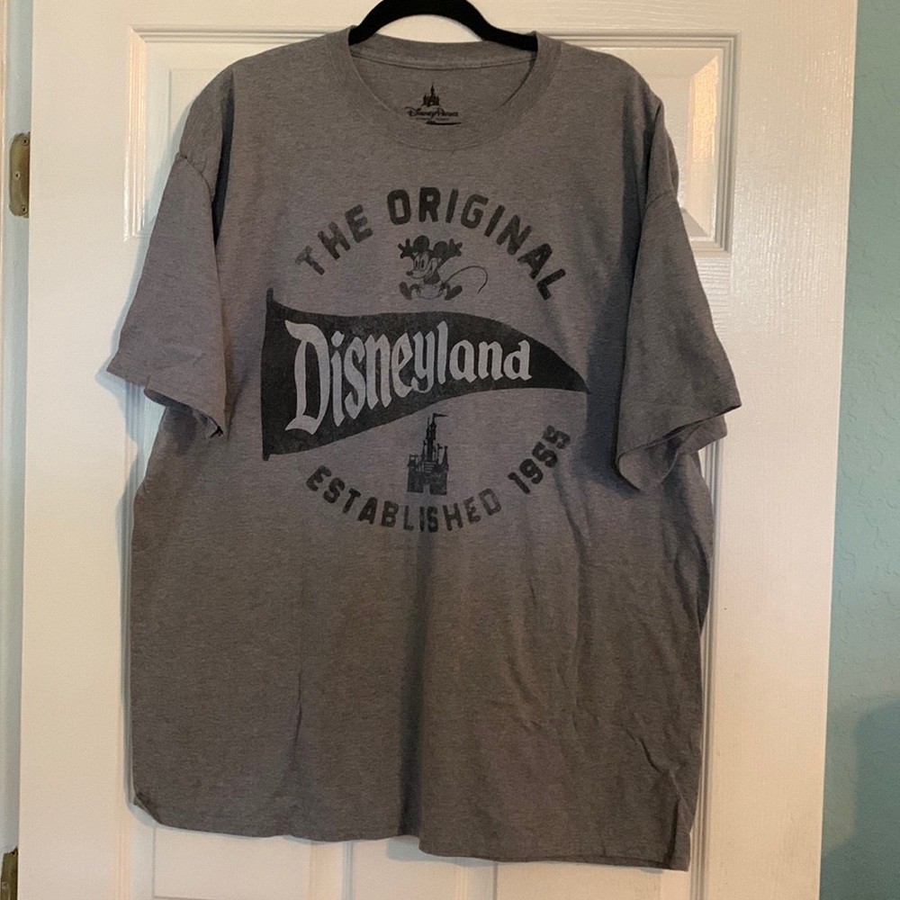 Men’s Vintage Disneyland T in Gray.  Like new.